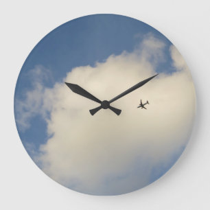 Flygplan i himmelväggen tar tid på stor klocka
