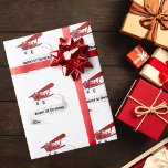 Flygplan i tomten,Första julen-Personligen Presentpapper<br><div class="desc">Konstruktionen har tomtflygningen som pilot i ett rött flygplan med en namn-banderoll. Banderollen kan anpassas med ditt barns namn,  första jul och årstext. Det skulle vara perfekt för den lilla flygaren! Upphovsrätten kommer snart i Stil design LLC.</div>