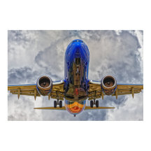 Flygplan med mycket grumlig himmel