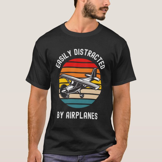 Flygplan som är lätt utspridda av flygpilotens fly t shirt (Framsida)
