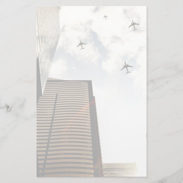 Flygplan som flyger över byggnad brevpapper (Framsida)