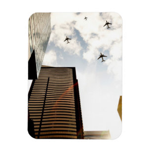 Flygplan som flyger över byggnader magnet