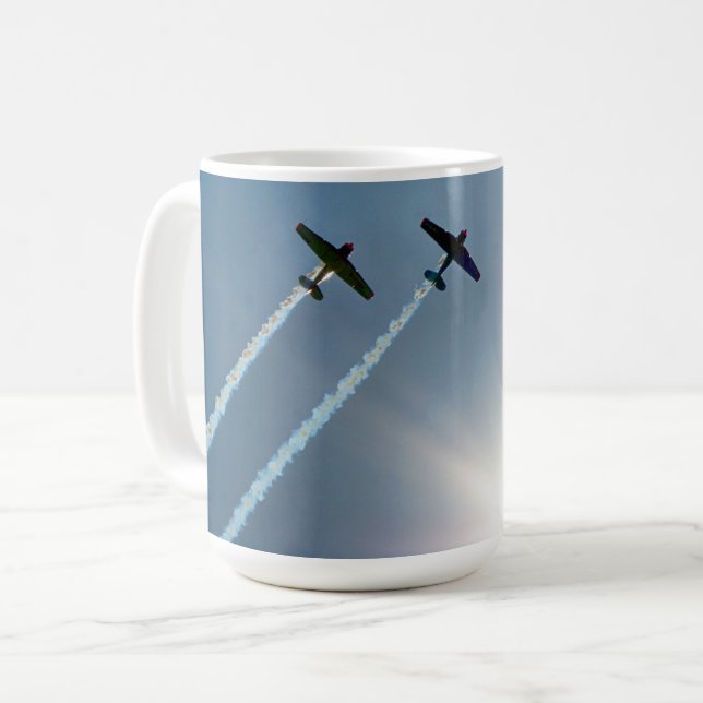 Flygplan som flyger på Blå himmel med Sol. Kaffemugg (Framsida vänster)