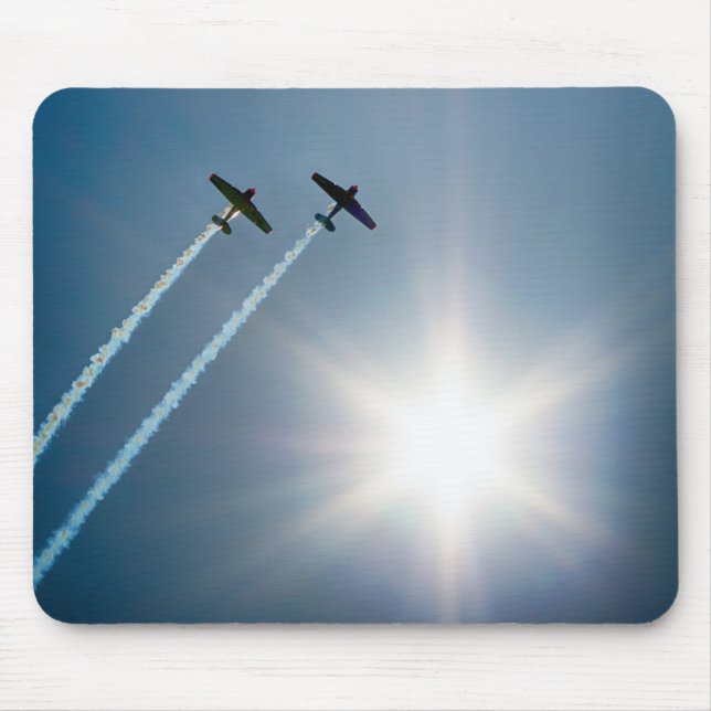 Flygplan som flyger på Blå himmel med Sol. Musmatta (Framsidan)