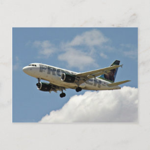 Flygplan som kommer ut ur moln och galler genom hi vykort