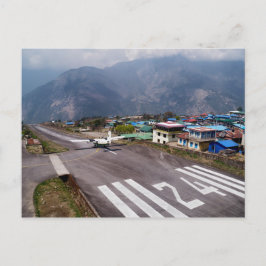 Flygplan vid Lukla Mountain Airport Landing Strip Vykort
