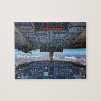 Flygplancockpiten beskådar över alpernan pussel