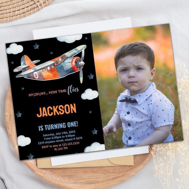 Flygplanets födelsedagsinbjudningar Svart Orange m Inbjudningar (Airplane Birthday Invitations Black Orange w Photo)