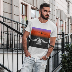 Flygplanets nattlandning på en bana T-Shirt
