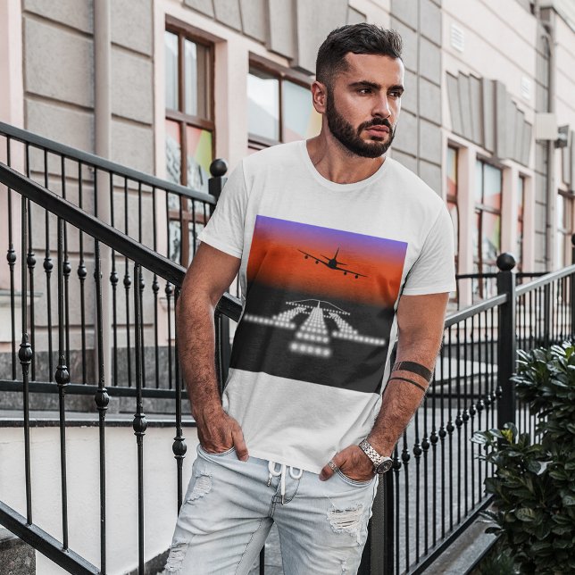 Flygplanets nattlandning på en bana T-Shirt (Skapare uppladdad)