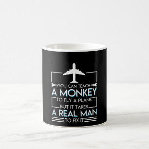 Flygplanmekanikerflygplan tar den verkliga kaffemugg