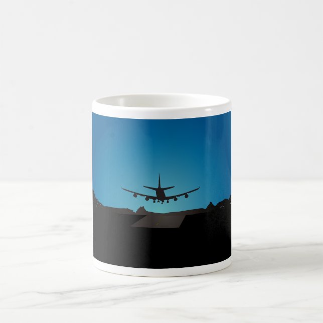 Flygplanslandning i Silhouette på natten Kaffemugg (Skapare uppladdad)