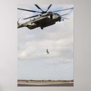 Flygvapenpararescuemen förar ett stridmellanlägg 2 poster
