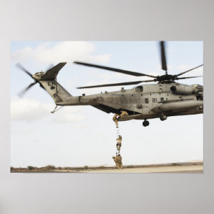 Flygvapenpararescuemen förar ett stridmellanlägg poster