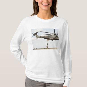 Flygvapenpararescuemen förar ett stridmellanlägg t shirt