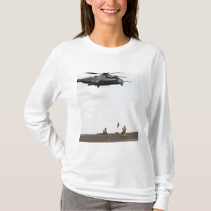 Flygvapenpararescuemen förar ett stridmellanlägg t-shirt