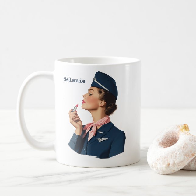 Flygvärdinna från svunna tider applicerar läppstif kaffemugg (Med munk)