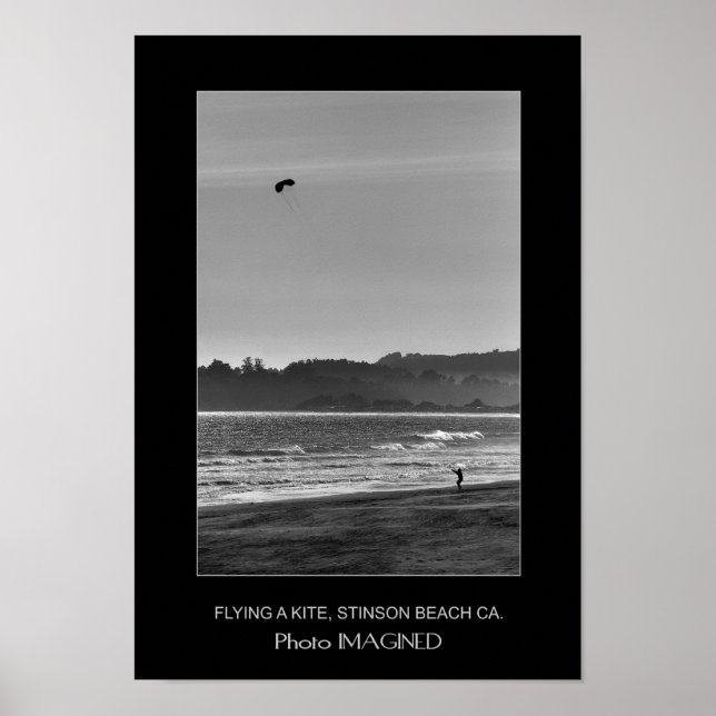 FLYING A KITE, STINSON BEACH CA, USA POSTER (Framsidan)