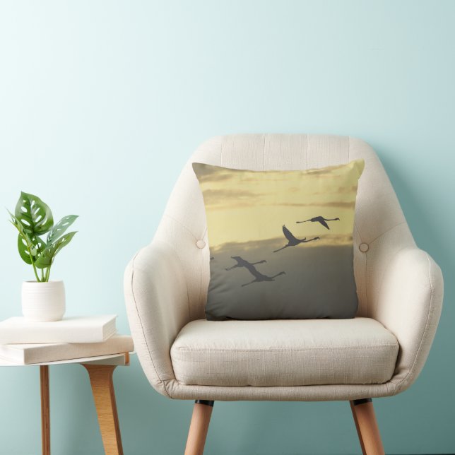 Flying birds Throw Pillow Kudde (Stol)
