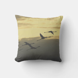 Flying birds Throw Pillow Kudde