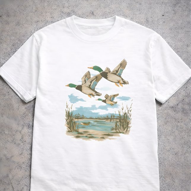 Flying Ducks Wetland Wildlife Nature Hunting Outdo T Shirt (Skapare uppladdad)