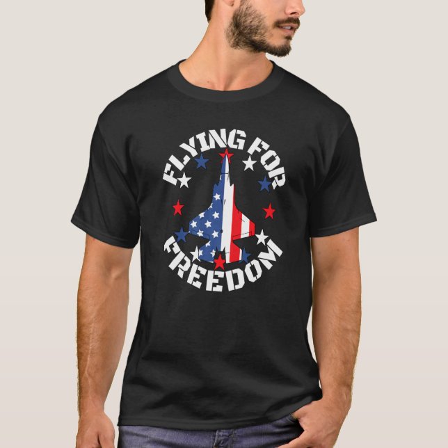 Flying for Freedom American Flag Jet Fighter Pilot T Shirt (Framsida)