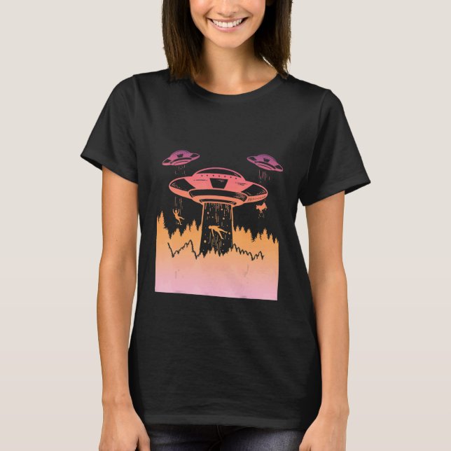 Flying Saucer UFO Astronauts are Aliens 4 T Shirt (Framsida)