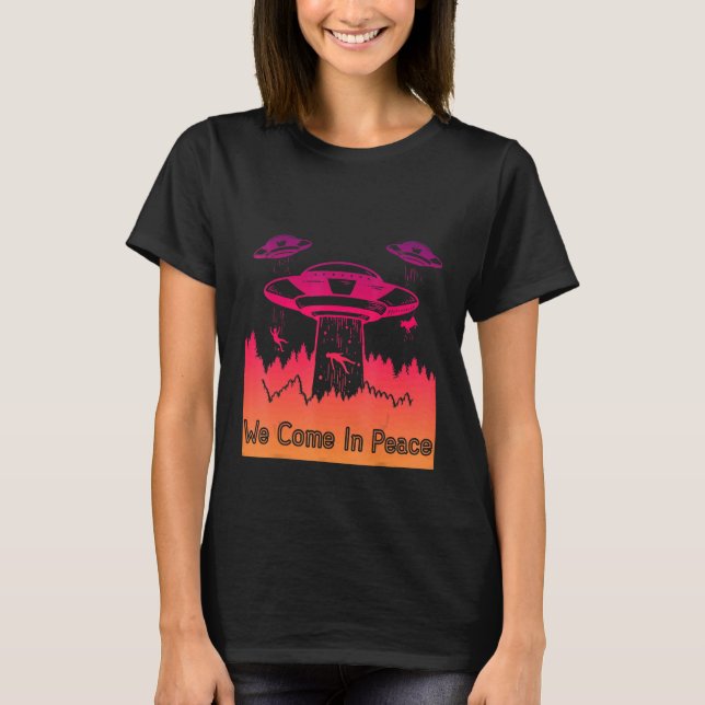Flying Saucer UFO Astronauts are Aliens 8 T Shirt (Framsida)