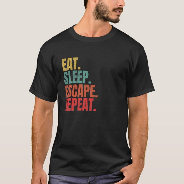 Flykt Rum Ät Sova Fly Ut Repetera Lös Gåtor  T Shirt (Framsida)