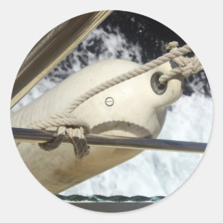 Flyt på en båt vid havsslockerare runt klistermärke