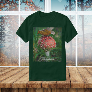 Flytande agarisk svamp med grönt gräs t shirt