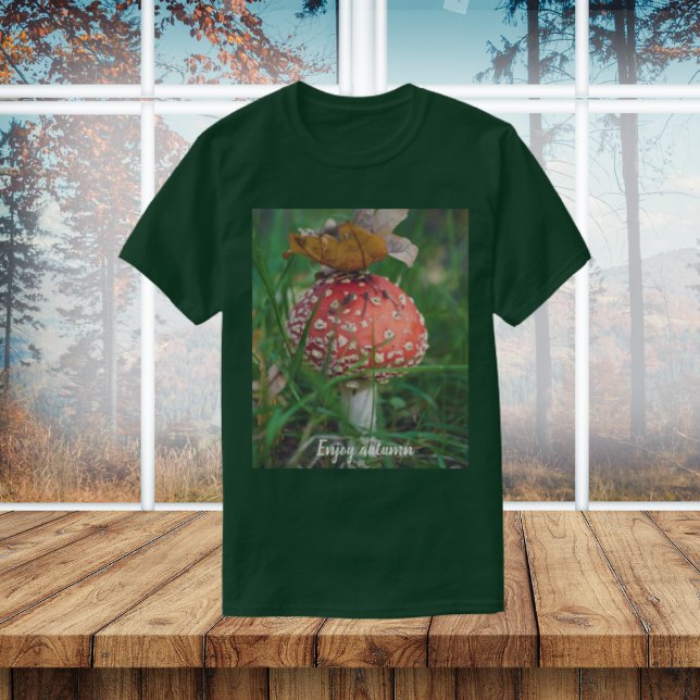 Flytande agarisk svamp med grönt gräs t shirt (Skapare uppladdad)