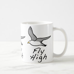 Flytande fågel. Fiskmås i flygplansbelysning. Kaffemugg