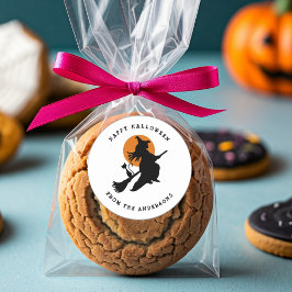 Flytande häxa och katt, svart och vit halloween runt klistermärke