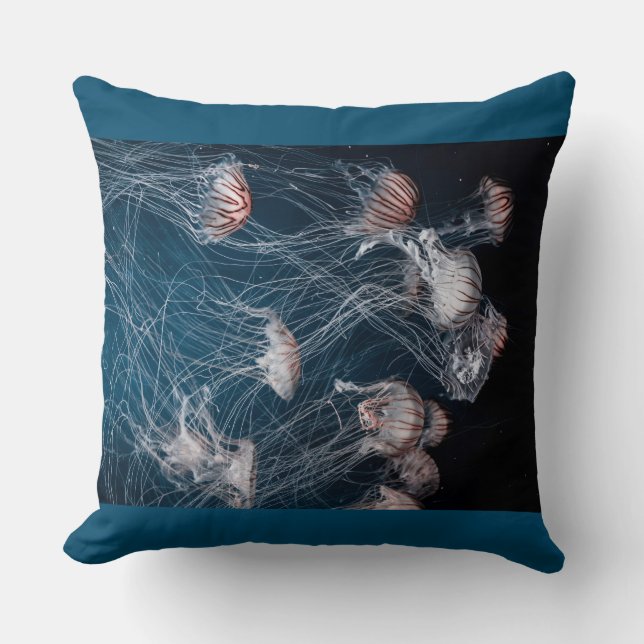 "Flytande i eter: Jellyfiskens mystik" Kudde (Framsida)
