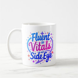 Flytande i vitala tecken och sidoblick sjuksköters kaffemugg