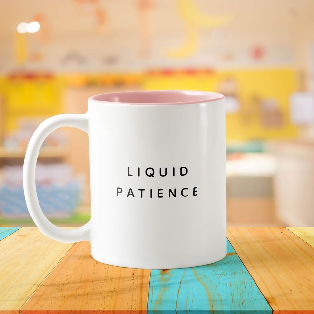 Flytande patientfunny Trendig för kute Två-Tonad Mugg (A white mug with "Liquid Patience" in black text sits on a colorful wooden table)