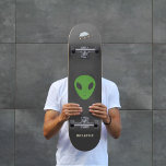 Flytande skal och Grönt, Alien Skateboard<br><div class="desc">En skateboard för dem som tror på eller science fiction fläkt. Det är dekorerat med en grönt utomjording,  en flygande sågare och anpassadet "Tro"! Perfektens gåva till en gäst!</div>