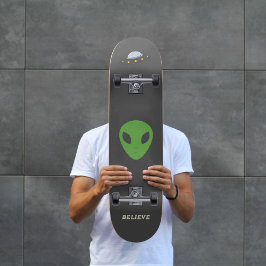 Flytande skal och Grönt, Alien Skateboard