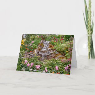 Flytande vattenfall med vårblommor kort
