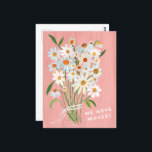 FLYTTA ANNOUNCEMENT Cute Daisy Bouquet Handmålat Vykort<br><div class="desc">Skicka ett meddelande om din förflyttning till vänner och familjemedlemmar med den här vackra blommigten. Anpassa det här handmålade daisyn med din egen text på framsidan eller baksidan! Anpassa genom att klicka på "anpassa" om du vill ändra texten eller "redigera design" om du vill ändra typsnitt, färg och mycket mer!...</div>