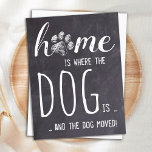 Flytta om Rustic Home Vi har flyttat Hund Vykort<br><div class="desc">Hemmet är där Hund är ... och hund flyttat! Låt din bästa vän tillkännage din rörelse med det här söta och rolig hund flyttan-annonskortet på en rustik schalkboard-platta. Anpassa baksidan med namn och din ny adress. Detta tillkännagivande om flytta i hund är ett måste för alla hund, hund, pappor och...</div>