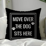 Flytta över Hund här, roligt Pet Kudde<br><div class="desc">Flytta över Hund här,  lustigt Pet Dekorativ kudde. Den här djurkudden accentueras med tass avtryck och ett sött citat. Anpassa anpassad design med egna citat eller texter.</div>