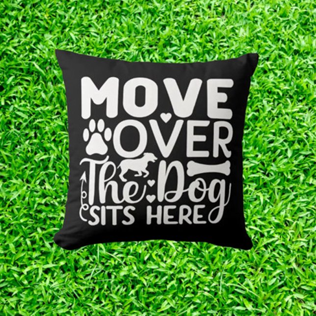 Flytta över hund här svart tema kudde (Add comfort and style to your space with the "Move over the dog sits here" black theme throw pillow.)