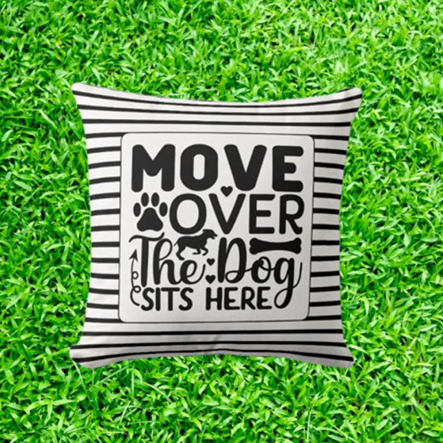 Flytta över hund här, svartvita tema kudde (Add charm to your space with our “Move over the dog sits here” black and white throw pillow.  )