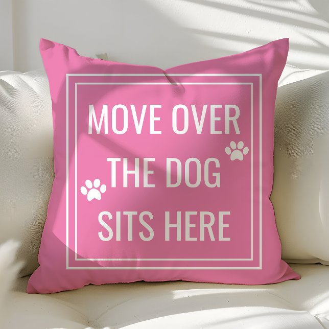 Flytta över hunden sitter här Rolig rosa husdjur Kudde (Skapare uppladdad)