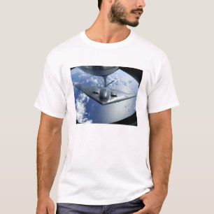 Flyttningar för en ande B-2 in i placerar för at T Shirt
