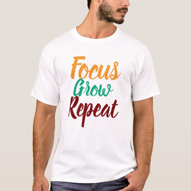 Focus Grow Repeat Motivational Men T Shirt (Framsida)