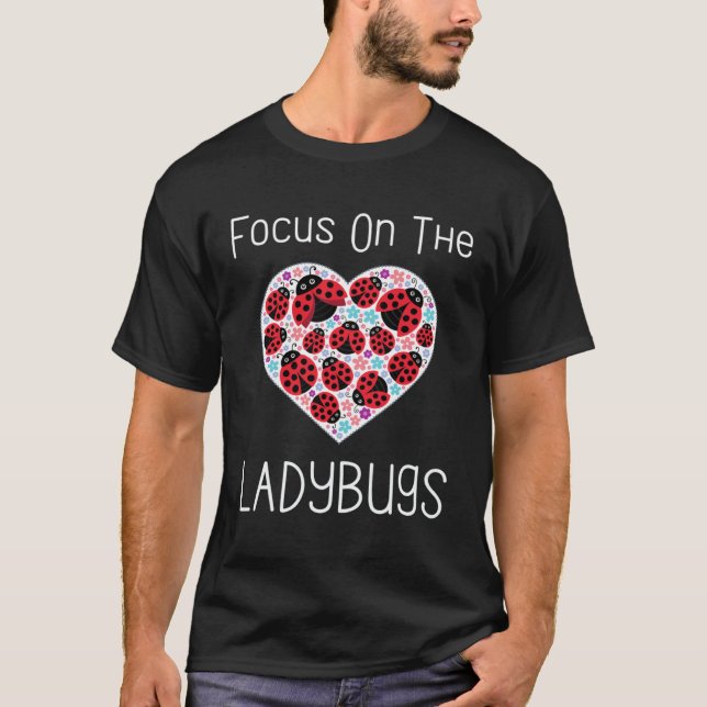 Focus On The Ladybugs Heart Love Ladybug Motivatio T Shirt (Framsida)