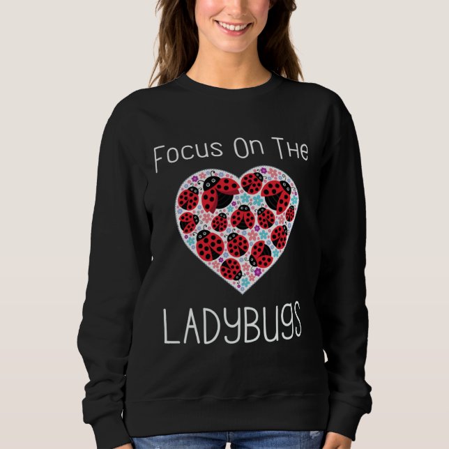 Focus On The Ladybugs Heart Love Ladybug Motivatio T Shirt (Framsida)